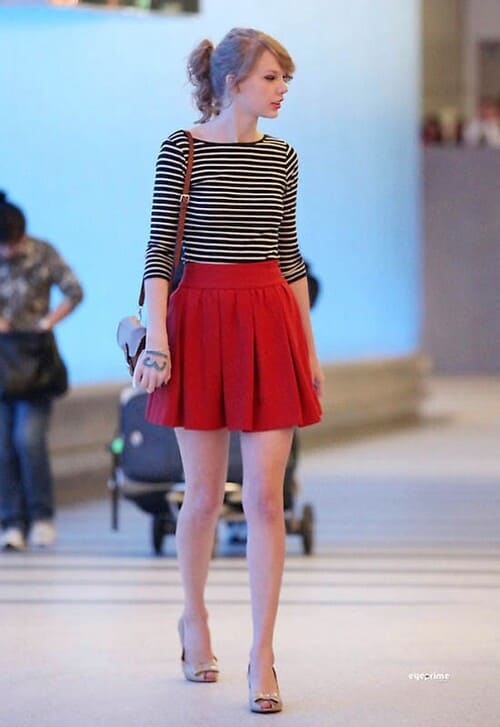  chân váy xòe đỏ kết hợp với áo màu gì