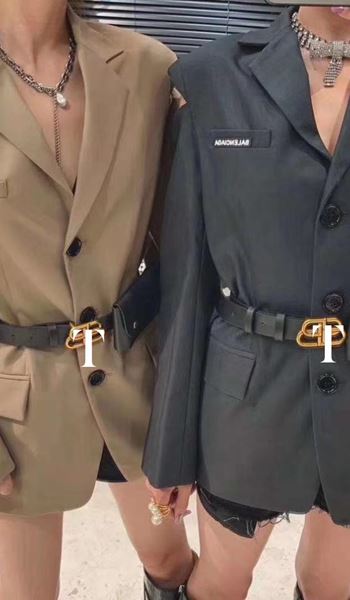 Áo khoác vest tay dài khoét vai hai bên logo balenciag , có hai túi nấp chất vải hai lớp kèm theo dây nịt chữ B