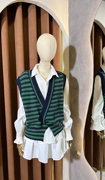 Set áo ghi lê len gồm 1 áo len tay sát nách họa tiết sọc ngang 2 nút kèm áo sơ mi tay dài có bo chất kate lụa