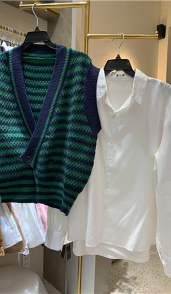 Set áo ghi lê len gồm 1 áo len tay sát nách họa tiết sọc ngang 2 nút kèm áo sơ mi tay dài chất kate lụa