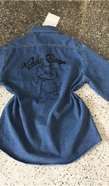 Áo jean có cổ tay dài có túi, sau lưng in chữ teddy bear và con gấu chất jean không co giãn