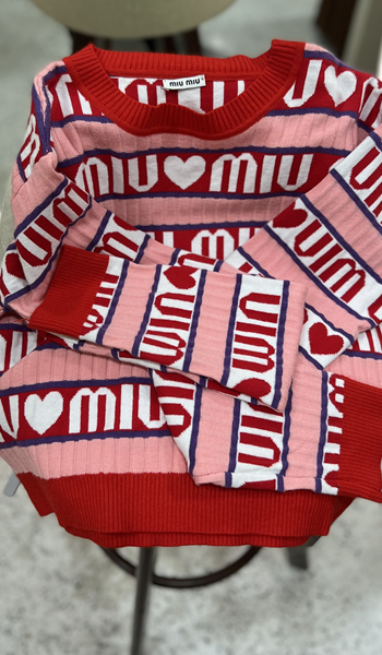 Áo len cổ tròn tay dài họa tiết chữ Miu Miu và hình  trái tim chất liệu len có co giãn