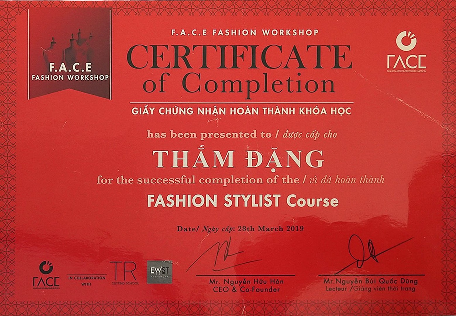 Hồng Thắm nhận được chứng chỉ Fashion Stylist Course 