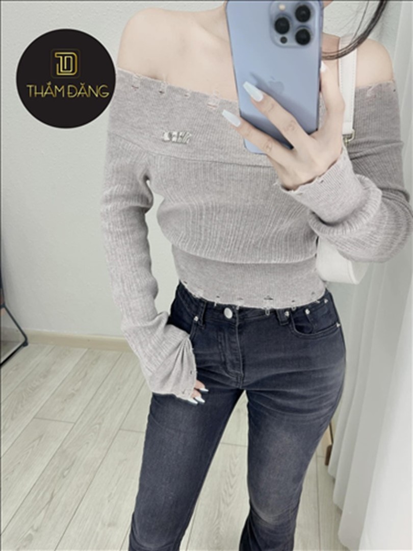 phối đồ với áo trễ vai