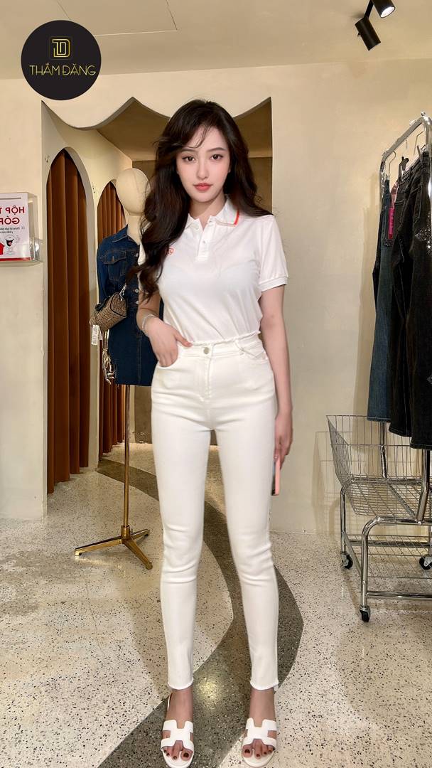 Phối đồ với áo thun có cổ nữ