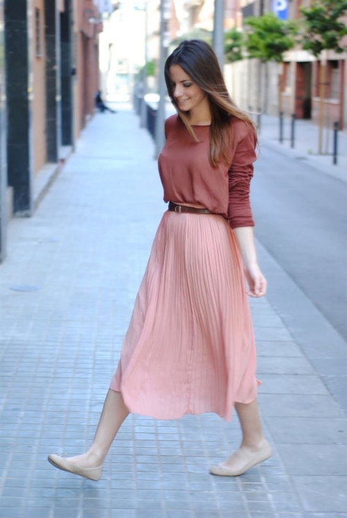 chân váy hồng kết hợp với áo sweater