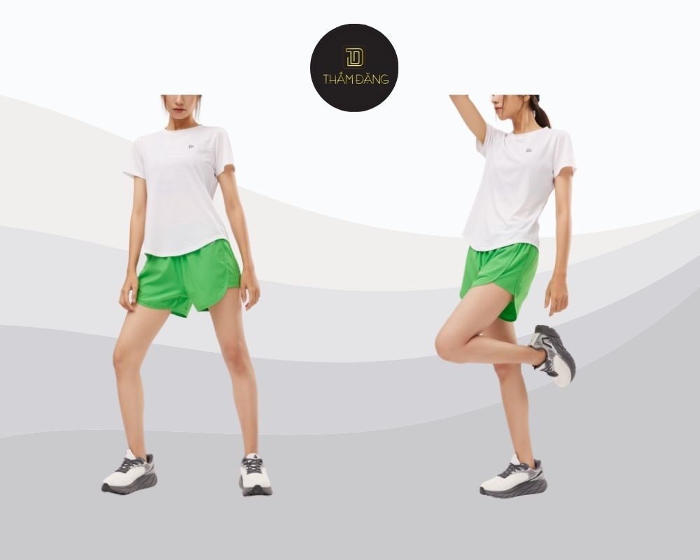 Áo thun thể thao và quần short thể thao running tạo nên outfit năng động, khỏe khoắn đậm chất sporty.